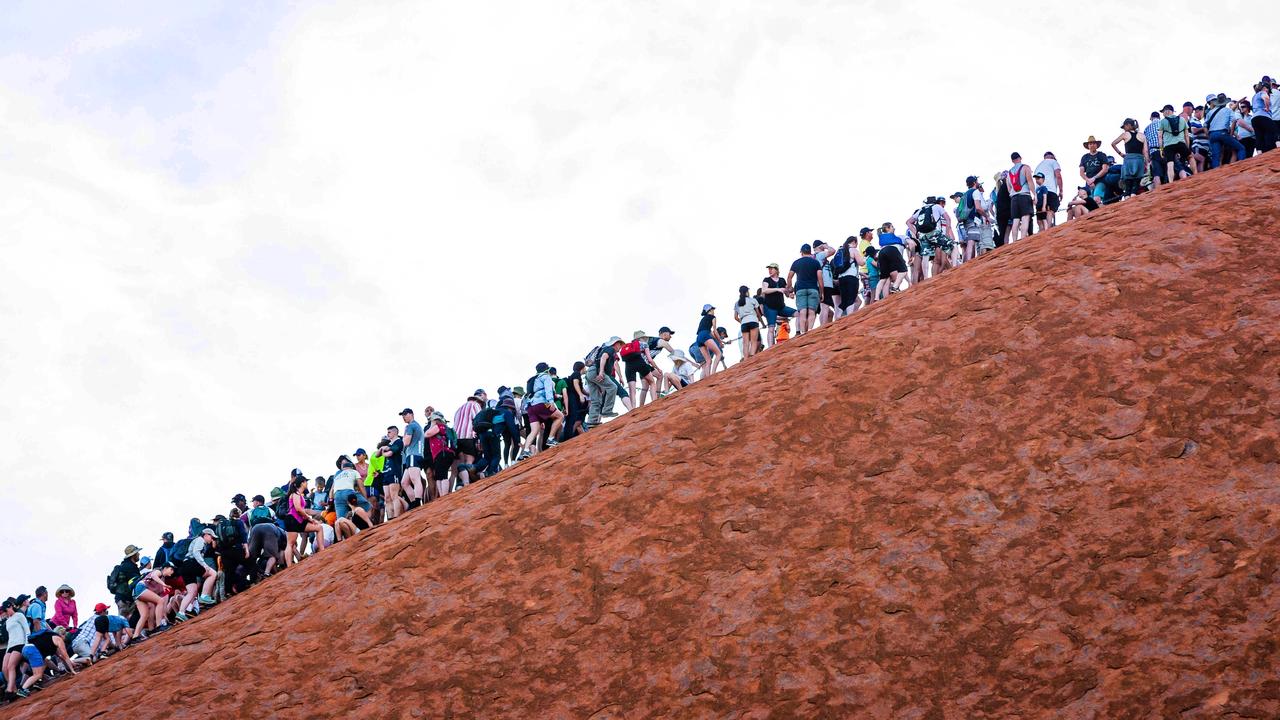 உலுரு மலையில் ஏறும் மக்கள்