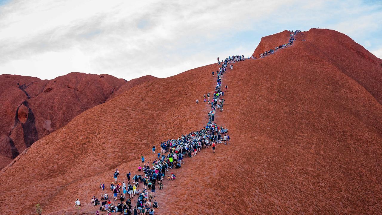 உலுரு மலையில் ஏறும் மக்கள்